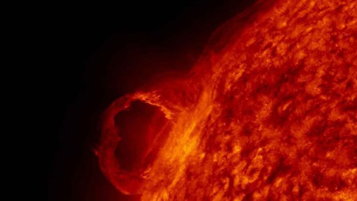 The turbulence features of the large-scale solar flare current sheet (CS)were explored by researchers from the Chinese Academy of Sciences' Yunnan Observatories.